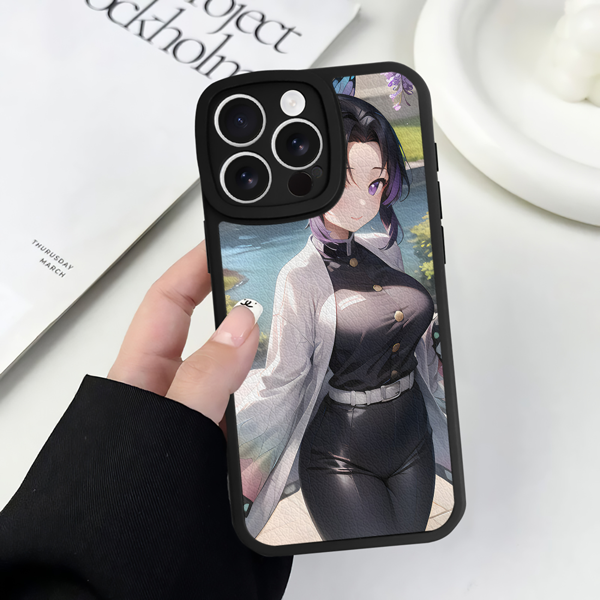 （画像用） 鬼滅の刃（きめつのやいば）蟲柱-胡蝶 しのぶ／こちょう しのぶ Kochou Shinobu 【iPhone 16シリーズ対応】シリコンスマホケース（レザー調） 材質：シリコン